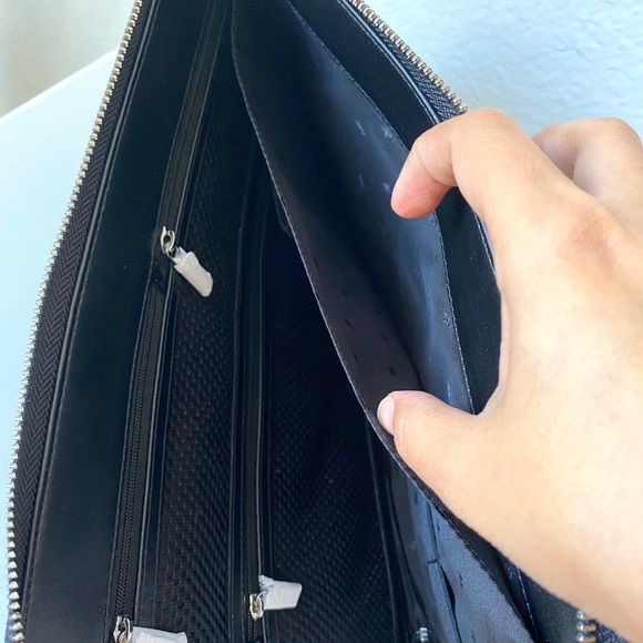 Michael Kors Gifting Zip Tech Organizer - Picture 6 of 7